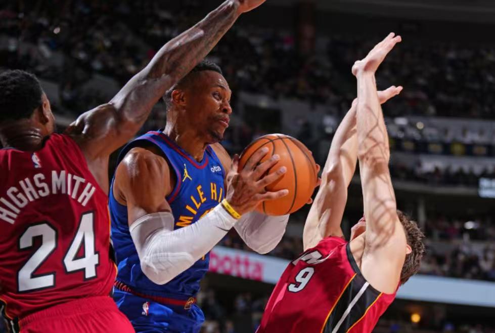 关于NBA:拉塞尔-威斯布鲁克突破三双纪录的信息